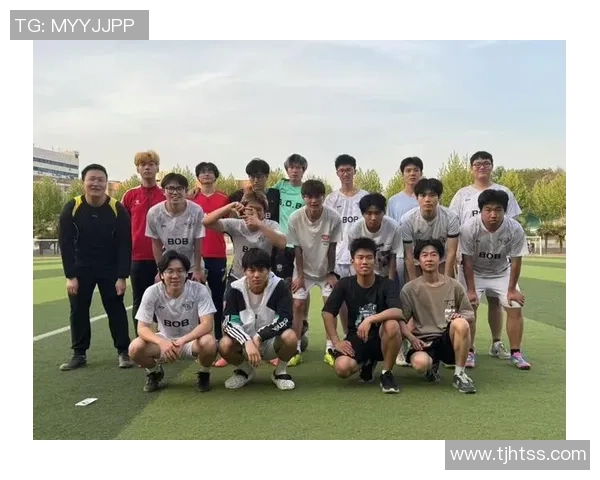 冷面书生足球球星赛场沉稳风采尽显团队精神魅力